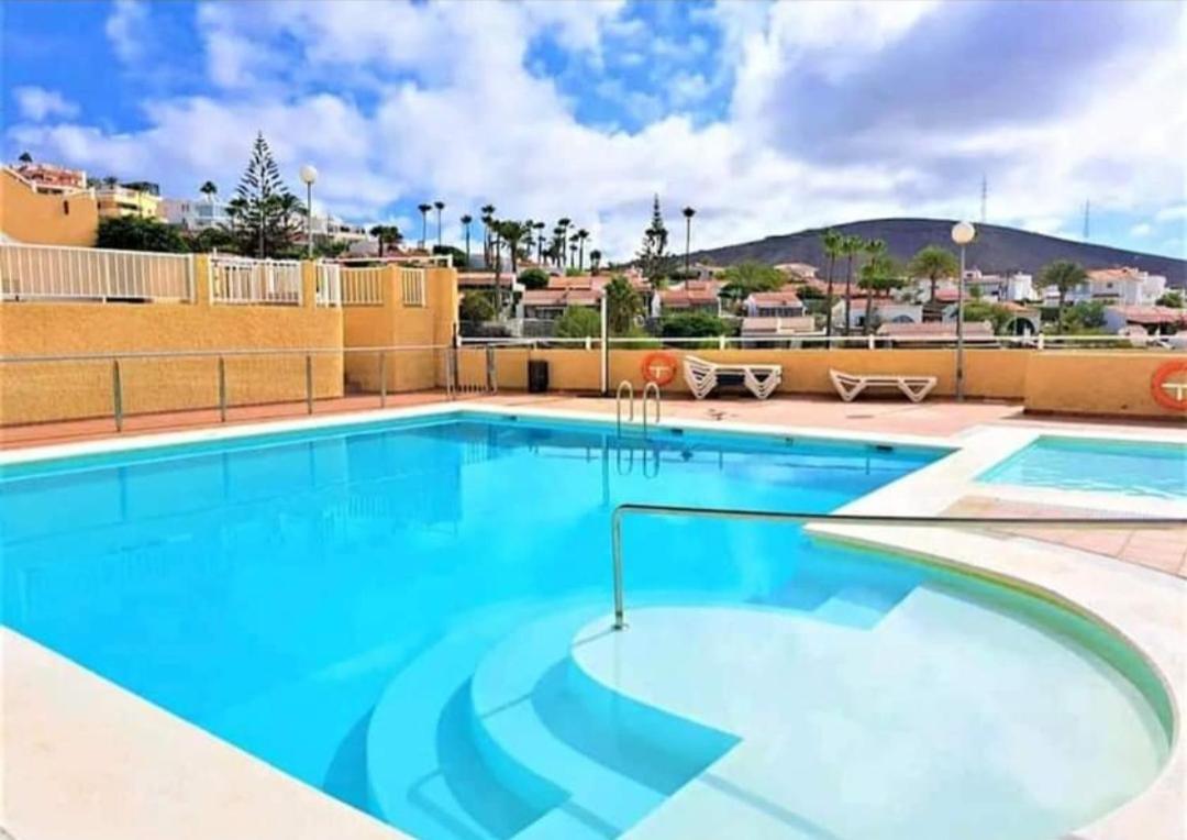 With Swimmingpool, Wifi And Free Parking In